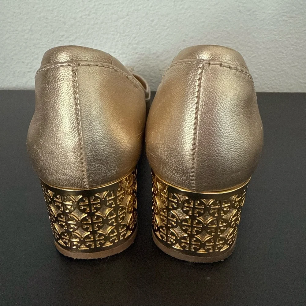 TORY BURCH Gold Logo Block Heel Round Toe Bow Leather Pumps